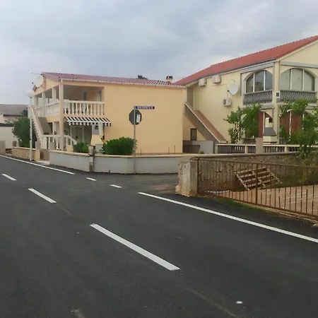 Mit Grosser Terrasse Im Erdgeschoss * Vir
